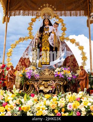 Religiöse Bild der Jungfrau Maria während der Prozession der "Virgen del Carmen" Stockfoto