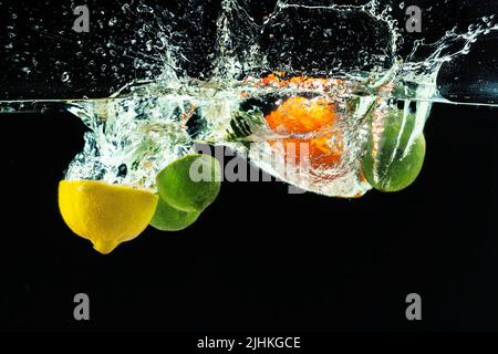viele Früchte Spritzer ins Wasser Stockfoto