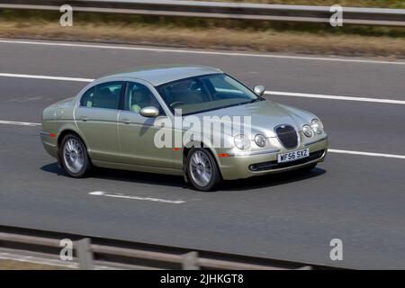 2006 Gold Jaguar S-TYPE V6 SPORT 2720 ccm Diesel Luxus britische Oldtimer-Limousine; unterwegs auf der Autobahn M6, Manchester, Großbritannien Stockfoto