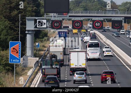 Taplow, Buckinghamshire, Großbritannien. 19.. Juli 2022. Eine neue variable Geschwindigkeitsbegrenzung von 60mph ist jetzt für Teile der M4 in Kraft, da die letzten Arbeiten an der digitalen Aufrüstung eines Teils der M4 abgeschlossen sind. Die harte Schulter wurde entfernt, und stattdessen gibt es nur zeitweilige Zufluchtsorte. Zwischen 2015 und 2019 wurden auf Smart Motorways im Vereinigten Königreich 63 Todesfälle gemeldet. Quelle: Maureen McLean/Alamy Live News Stockfoto