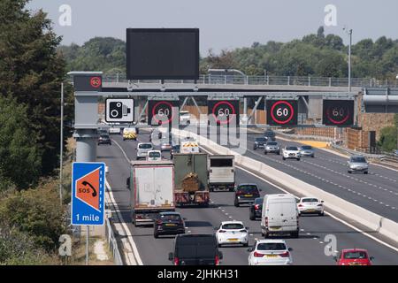 Taplow, Buckinghamshire, Großbritannien. 19.. Juli 2022. Eine neue variable Geschwindigkeitsbegrenzung von 60mph ist jetzt für Teile der M4 in Kraft, da die letzten Arbeiten an der digitalen Aufrüstung eines Teils der M4 abgeschlossen sind. Die harte Schulter wurde entfernt, und stattdessen gibt es nur zeitweilige Zufluchtsorte. Zwischen 2015 und 2019 wurden auf Smart Motorways im Vereinigten Königreich 63 Todesfälle gemeldet. Quelle: Maureen McLean/Alamy Live News Stockfoto