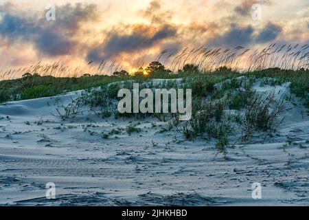 Ein Sonnenuntergang am Folly Beach in South Carolina. Stockfoto