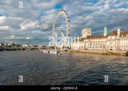 London, England, Vereinigtes Königreich - 18. September 2013: Blick auf das London Eye bei Sonnenuntergang, ist ein freischwungiges Beobachtungsrad . Stockfoto