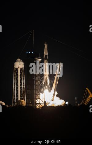 Die SpaceX Falcon 9-Rakete mit der Dragon-Nachschub-Kapsel hebt vom Launch Complex 39A im Kennedy Space Center am 14. Juli 2022 in Cape Canaveral, Florida, ab. Die unbemannte Raumsonde transportiert mehr als 5.800 Pfund Fracht, darunter wissenschaftliche Experimente, frisches Essen und Vorräte für die Expedition 67-Besatzung an Bord der Internationalen Raumstation. Stockfoto
