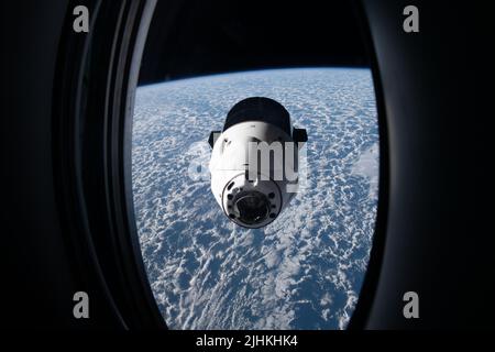 Die unbemannte Nachversorgungsraumsonde SpaceX Dragon nähert sich der Internationalen Raumstation für das Andocken mit dem Vorwärtshafen des Harmony-Moduls, 16. Juli 2022 in Earth Orbit. Das Frachtschiff transportiert über 5.800 Pfund an wissenschaftlichen Experimenten, frisches Essen und Besatzungsmaterial für die sieben Crew-Mitglieder der Expedition 67. Stockfoto