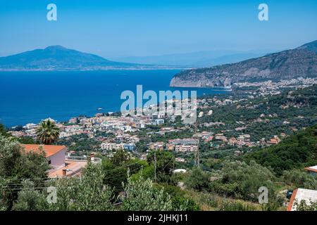 Blick auf Sorrento, eine Küstenstadt im Südwesten Italiens, mit Blick auf die Bucht von Neapel auf der Halbinsel Sorrentine. Italien. Stockfoto