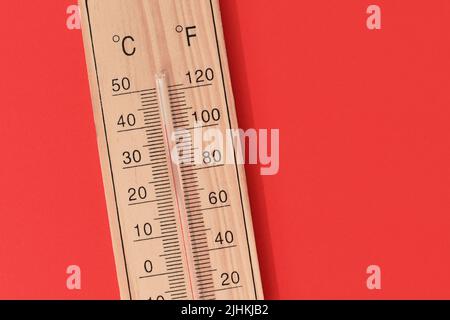 Thermometer mit 40 Grad Celsius oder 104 Grad Fahrenheit während der Sommerhitze Stockfoto