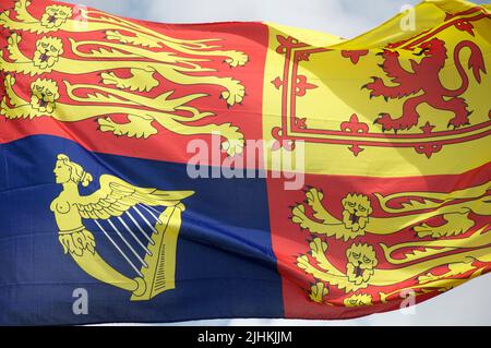 Heraldische Flagge. Der Royal Standard des Vereinigten Königreichs weht im Wind und ehrt das Platin-Jubiläum der 70-jährigen Regierungszeit von Königin Elizabeth II.. Stockfoto