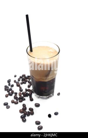 Kaltes Americano mit Kaffeebohnen isoliert auf weißem Hintergrund Stockfoto