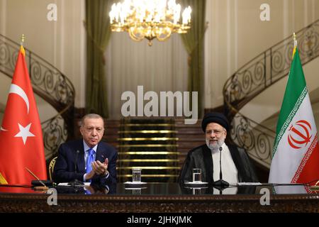 19. Juli 2022, Teheran, Teheran, Iran: Dieses Handout-Bild des iranischen Präsidialamtes zeigt den türkischen Präsidenten RECEP TAYYIP ERDOGAN (L) und den iranischen Präsidenten EBRAHIM RAISI (R) während einer gemeinsamen Pressekonferenz nach dem Treffen des hochrangigen Kooperationsrates Türkei-Iran 7. im Saadabat-Palast in Teheran, Iran. Erdogan ist in Teheran, um sich mit iranischen Beamten zu treffen und an einem Gipfeltreffen teilzunehmen, bei dem Führer des Iran, der Türkei und Russlands zusammenkommen. Der iranische Präsident wird seine russischen und türkischen Amtskollegen zu Gesprächen über den syrischen Krieg in einem Dreiergipfel im Schatten des Fallos empfangen Stockfoto