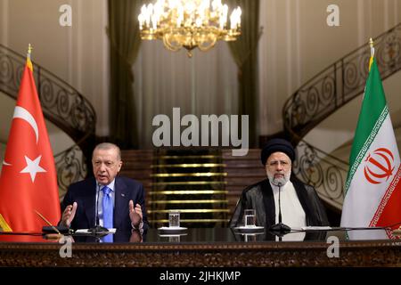 19. Juli 2022, Teheran, Teheran, Iran: Dieses Handout-Bild des iranischen Präsidialamtes zeigt den türkischen Präsidenten RECEP TAYYIP ERDOGAN (L) und den iranischen Präsidenten EBRAHIM RAISI (R) während einer gemeinsamen Pressekonferenz nach dem Treffen des hochrangigen Kooperationsrates Türkei-Iran 7. im Saadabat-Palast in Teheran, Iran. Erdogan ist in Teheran, um sich mit iranischen Beamten zu treffen und an einem Gipfeltreffen teilzunehmen, bei dem Führer des Iran, der Türkei und Russlands zusammenkommen. Der iranische Präsident wird seine russischen und türkischen Amtskollegen zu Gesprächen über den syrischen Krieg in einem Dreiergipfel im Schatten des Fallos empfangen Stockfoto