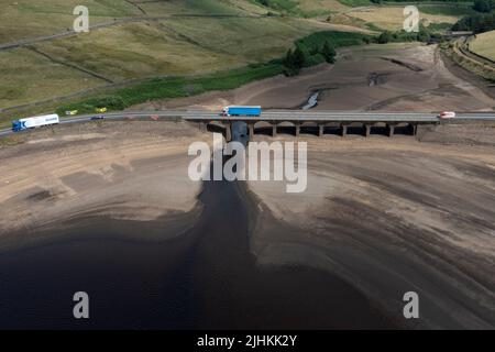 Manchester, Großbritannien. 19.. Juli 2022. Luftaufnahme vom 19. Juli 2022 zeigt das teilweise leere Woodhead Reservoir in der Nähe von Manchester, Großbritannien. Ein kürzlich von der Gemeinsamen Forschungsstelle der Europäischen Kommission erhaltener Bericht zeigt, dass fast die Hälfte des Territoriums der Europäischen Union (EU) und Großbritanniens im Juli von Dürre bedroht ist. Dürrebedingungen und Wasserknappheit beeinträchtigen die Energieproduktion und verringern den Ernteertrag. Quelle: Jon Super/Xinhua/Alamy Live News Stockfoto