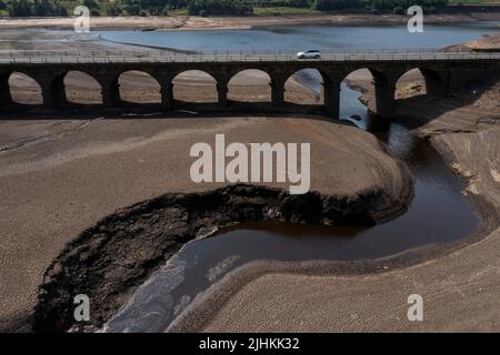 Manchester, Großbritannien. 19.. Juli 2022. Luftaufnahme vom 19. Juli 2022 zeigt das teilweise leere Woodhead Reservoir in der Nähe von Manchester, Großbritannien. Ein kürzlich von der Gemeinsamen Forschungsstelle der Europäischen Kommission erhaltener Bericht zeigt, dass fast die Hälfte des Territoriums der Europäischen Union (EU) und Großbritanniens im Juli von Dürre bedroht ist. Dürrebedingungen und Wasserknappheit beeinträchtigen die Energieproduktion und verringern den Ernteertrag. Quelle: Jon Super/Xinhua/Alamy Live News Stockfoto