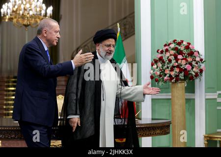 19. Juli 2022, Teheran, Teheran, Iran: Dieses Handout-Bild des iranischen Präsidialamtes zeigt den türkischen Präsidenten RECEP TAYYIP ERDOGAN (L) und den iranischen Präsidenten EBRAHIM RAISI (R) während einer gemeinsamen Pressekonferenz nach dem Treffen des hochrangigen Kooperationsrates Türkei-Iran 7. im Saadabat-Palast in Teheran, Iran. Erdogan ist in Teheran, um sich mit iranischen Beamten zu treffen und an einem Gipfeltreffen teilzunehmen, bei dem Führer des Iran, der Türkei und Russlands zusammenkommen. Der iranische Präsident wird seine russischen und türkischen Amtskollegen zu Gesprächen über den syrischen Krieg in einem Dreiergipfel im Schatten des Fallos empfangen Stockfoto