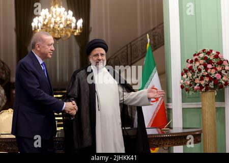 19. Juli 2022, Teheran, Teheran, Iran: Dieses Handout-Bild des iranischen Präsidialamtes zeigt den türkischen Präsidenten RECEP TAYYIP ERDOGAN (L) und den iranischen Präsidenten EBRAHIM RAISI (R) während einer gemeinsamen Pressekonferenz nach dem Treffen des hochrangigen Kooperationsrates Türkei-Iran 7. im Saadabat-Palast in Teheran, Iran. Erdogan ist in Teheran, um sich mit iranischen Beamten zu treffen und an einem Gipfeltreffen teilzunehmen, bei dem Führer des Iran, der Türkei und Russlands zusammenkommen. Der iranische Präsident wird seine russischen und türkischen Amtskollegen zu Gesprächen über den syrischen Krieg in einem Dreiergipfel im Schatten des Fallos empfangen Stockfoto