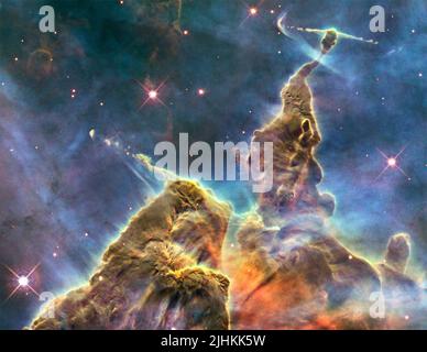 Der Carina-Nebel zeigt aufkommende Sterngärten und einzelne Sterne in einer Region, die als die Kosmischen Klippen bekannt ist und die zuvor vom NASA Webb Telescope, das vom Goddard Space Flight Center am 12. Juli 2022 in Greenbelt, Maryland, veröffentlicht wurde, verdeckt wurden. Stockfoto