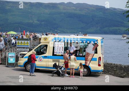 Menschen, die auf Eis am Loch Lomond im Dorf Luss in Argyll und Bute, Schottland, Schlange stehen. In Großbritannien sind die Temperaturen zum ersten Mal auf 40C Grad angetroffen, 40,2C wurden vorläufig in London Heathrow aufgezeichnet, teilte das Met Office mit.Bilddatum: Dienstag, 19. Juli 2022. Stockfoto