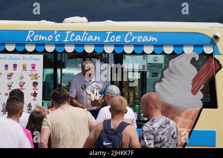 Menschen, die auf Eis am Loch Lomond im Dorf Luss in Argyll und Bute, Schottland, Schlange stehen. In Großbritannien sind die Temperaturen zum ersten Mal auf 40C Grad angetroffen, 40,2C wurden vorläufig in London Heathrow aufgezeichnet, teilte das Met Office mit.Bilddatum: Dienstag, 19. Juli 2022. Stockfoto