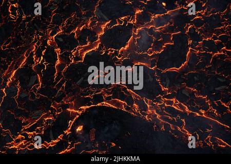 Luftbild Blick auf einen Fluss aus Lava, schöne Muster und Kanten bilden in tha Lavafeld. Stockfoto