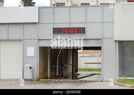 Fahren Sie Durch Die Kontaktlose Autowaschanlage Mit Selbstbedienungsfunktion In Einer Automatisierten Garage Stockfoto