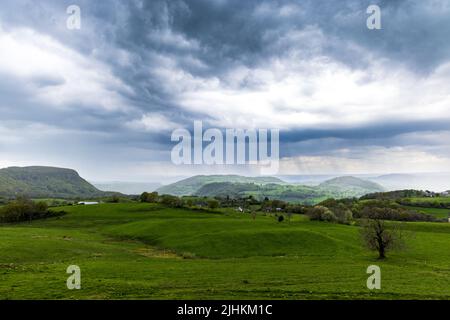 Panoramalandschaft mit vulkanischen Bergen Massif Central und Puy de Sancy Stockfoto