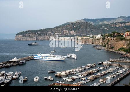 Blick auf Sorrento, eine Küstenstadt im Südwesten Italiens, mit Blick auf die Bucht von Neapel auf der Halbinsel Sorrentine. Italien. Stockfoto