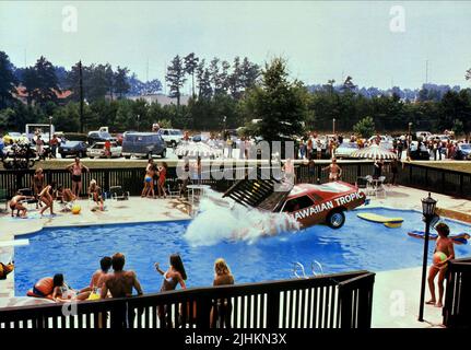 AUTO LANDET IM SCHWIMMBAD, DEM CANNONBALL RUN, 1981 Stockfoto