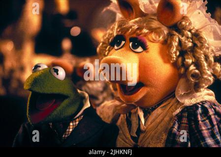 KERMIT der Frosch als Bob Cratchit, Miss Piggy ALS EMILY CRATCHIT, die Muppet CHRISTMAS CAROL, 1992 Stockfoto