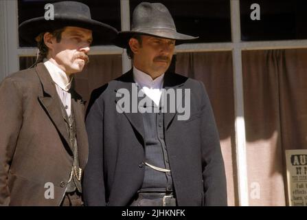 DENNIS QUAID, Kevin Costner, Wyatt Earp, 1994 Stockfoto