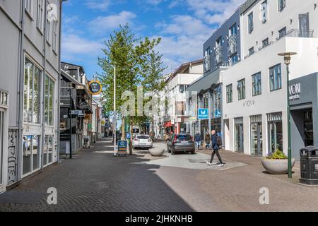 Laugavegur ist eine der ältesten Straßen in Islands Hauptstadt Reykjavík. Sein Name bedeutet ungefähr „The Water Road“. Stockfoto