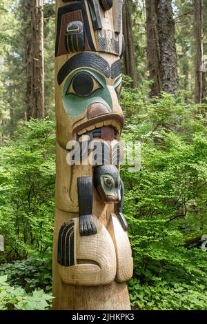 Sitka, AK - 8. Juni 2022: Totempfähle im Sitka National Historical Park in Alaska Stockfoto