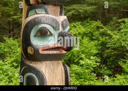 Sitka, AK - 8. Juni 2022: Totempfähle im Sitka National Historical Park in Alaska Stockfoto