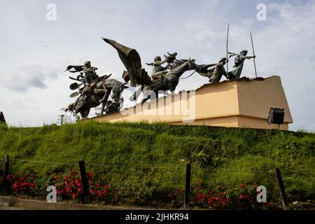 MANIZALES, KOLUMBIEN - MAI 2022: Denkmal für die Kolonisatoren, das vom Künstler Luis Guillermo Vallejo mit der Sandbronze-Gießtechnik geschaffen wurde Stockfoto