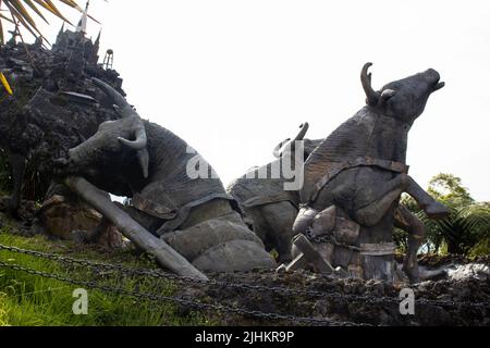 MANIZALES, KOLUMBIEN - MAI 2022: Detail des Monuments der Kolonisatoren, das der Künstler Luis Guillermo Vallejo mit dem Sandbronzenguss geschaffen hat Stockfoto