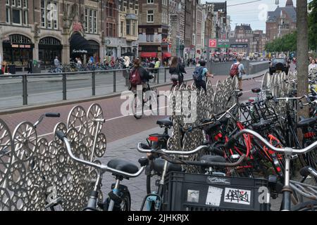 Amsterdam, Niederlande - 21. Juni 2022: Viele Fahrräder in Fahrradregalen Stockfoto