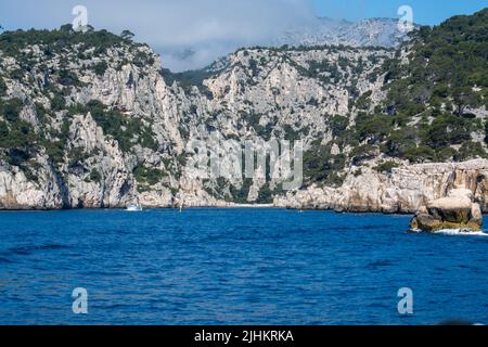 Blick auf Calanque de Port Pin bei Cassis, Bootsfahrt zum Calanques Nationalpark in der Provence, Frankreich Stockfoto