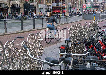 Amsterdam, Niederlande - 21. Juni 2022: Viele Fahrräder in Fahrradregalen Stockfoto