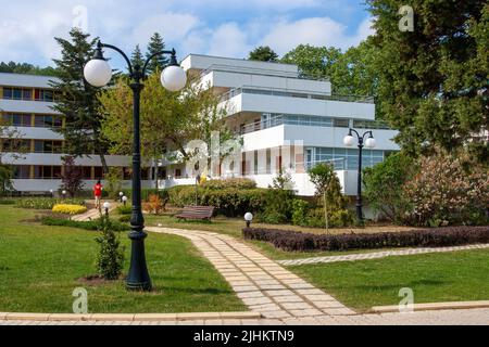 Albena Resort, moderne Architektur zwischen Bäumen, Hotel Dobrotitza, Balkan, Bulgarien, Osteuropa Stockfoto