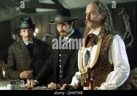 JOHN HAWKES, Timothy Olyphant, Keith Carradine, Totholz, 2004 Stockfoto