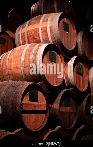 Alte und moderne Ausrüstung für die Destillation von stark alkoholischen Apfelgetränk Calvados in der Normandie, Region Calvados, Frankreich, Verkostung Tour Stockfoto