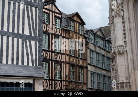 Spaziergang im alten Zentrum Teil der Stadt Rouen, Blick auf die Straße, Touristen Zielstadt in der Oberen Normandie, Frankreich Stockfoto