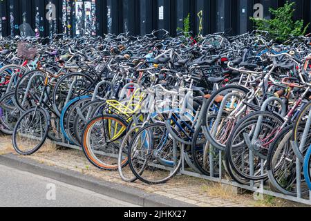 Amsterdam, Niederlande - 21. Juni 2022: Fahrradparken der Hauptbahnhof verfügt über rund 10.000 temporäre Fahrradparkplätze Stockfoto