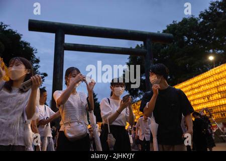 Tokio, Japan. 16.. Juli 2022. Besucher fotografieren im Yasukuni-Schrein während Mitama Matisuri. Statt vom 13. Juli bis 16. Juli im Yasukuni-Schrein ist das Mitama Matisuri-Festival eines der großen Obon-Festivals Tokyos, das zu Ehren der Vorfahren veranstaltet wird. 30.000 helle Papierlaternen säumen den Weg zum Schrein. Kredit: SOPA Images Limited/Alamy Live Nachrichten Stockfoto