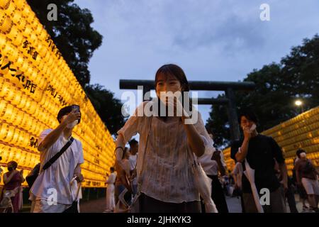 Tokio, Japan. 16.. Juli 2022. Besucher fotografieren im Yasukuni-Schrein während Mitama Matisuri. Statt vom 13. Juli bis 16. Juli im Yasukuni-Schrein ist das Mitama Matisuri-Festival eines der großen Obon-Festivals Tokyos, das zu Ehren der Vorfahren veranstaltet wird. 30.000 helle Papierlaternen säumen den Weg zum Schrein. Kredit: SOPA Images Limited/Alamy Live Nachrichten Stockfoto