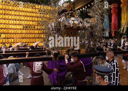 Tokio, Japan. 16.. Juli 2022. Mikoshi-Prozession während Mitama Matsuri im Yasukuni-Schrein. Statt vom 13. Juli bis 16. Juli im Yasukuni-Schrein ist das Mitama Matisuri-Festival eines der großen Obon-Festivals Tokyos, das zu Ehren der Vorfahren veranstaltet wird. 30.000 helle Papierlaternen säumen den Weg zum Schrein. Kredit: SOPA Images Limited/Alamy Live Nachrichten Stockfoto