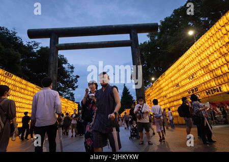 Tokio, Japan. 16.. Juli 2022. Die Besucher von Mitama Matsuri wandern auf der Hauptstraße zum Yasukuni-Schrein. Statt vom 13. Juli bis 16. Juli im Yasukuni-Schrein ist das Mitama Matisuri-Festival eines der großen Obon-Festivals Tokyos, das zu Ehren der Vorfahren veranstaltet wird. 30.000 helle Papierlaternen säumen den Weg zum Schrein. Kredit: SOPA Images Limited/Alamy Live Nachrichten Stockfoto