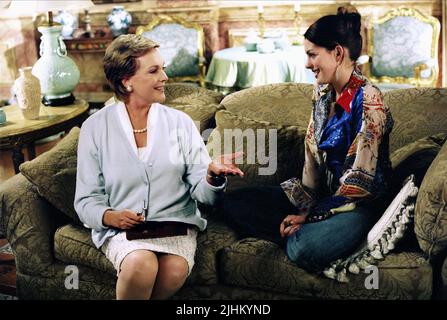 JULIE ANDREWS, Anne Hathaway, THE PRINCESS DIARIES 2: ROYAL ENGAGEMENT, 2004 Stockfoto