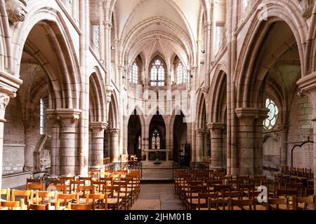 Eglise Notre-Dame in Saint-Pere in Frankreich ist eine Miniatur-Kopie der Notre-Dame in Paris. Stockfoto