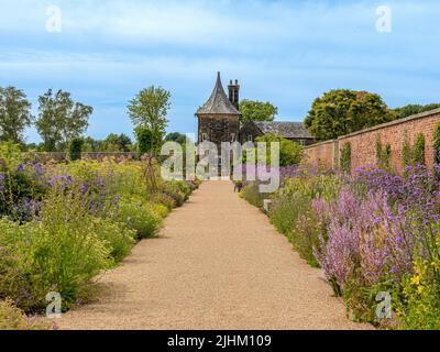 Pfad im Küchengarten, der zum achteckigen Turm mit konischem Dach des Garden Cottage in der RHS Bridgewater in Salford führt. Stockfoto