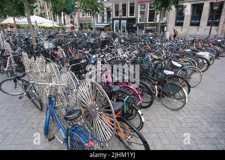 Amsterdam, Niederlande - 21. Juni 2022: Viele Fahrräder in Fahrradregalen Stockfoto